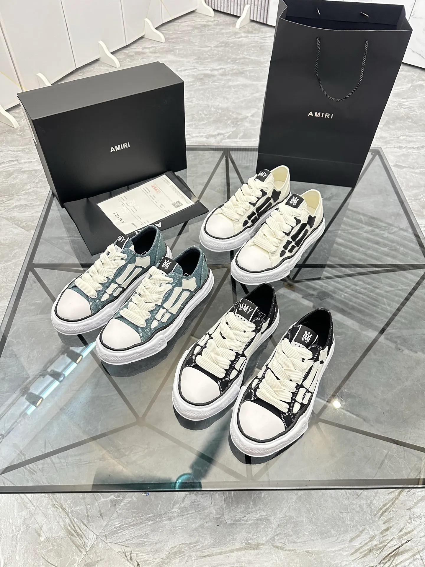 Men's shoes: 💰P520¥ High-end quality Product trademark: AMIRI* "Emil*" low-top casual shoes Regular size: 39-45 (can be customized to 46) Product materials: Upper imported original fabric spliced ​​cowhide, breathable lining, original outsole. Number: 525